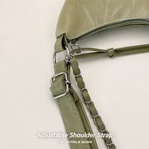 Dettaglio della tracolla regolabile con fibbia argentata su borsa shopper verde