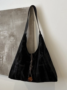 Sac sous le bras vintage en jacquard noir avec motif de feuilles et perle d'ambre