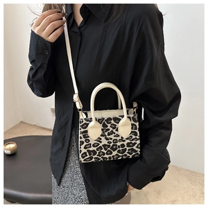 Detail der Leopardenmuster Cord-Tasche mit cremefarbenen Griffen und Schultergurt