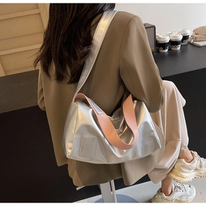 Bolso tote plateado metalizado con correa rosa, bolso de hombro moderno para oficina