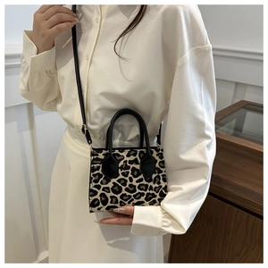 Modische Cord-Minitasche mit Leopardenmuster, schwarzen Griffen und verstellbarem Schultergurt
