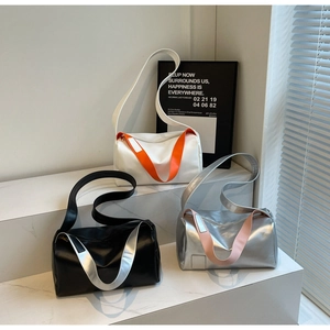 Bolsos tote cilíndricos minimalistas en tres colores en una escalera moderna