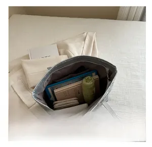 Intérieur de grand cabas montrant la capacité pour tablette, parapluie et accessoires