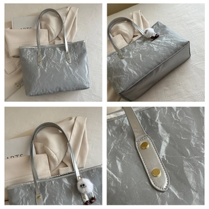 Sac fourre-tout argenté avec texture métallique froissée et breloque en peluche douce