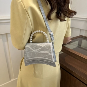 Borsa a mano in pelle stropicciata argento con manico di perle e base ricurva