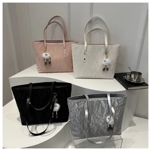 Détails de grands sacs cabas plissés en quatre couleurs avec des charms en peluche