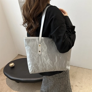 Grand sac cabas argenté métalisé avec texture froissée et rivets dorés élégants