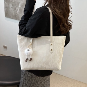 Grand sac cabas blanc cassé avec texture plissée et charmant pendentif en peluche