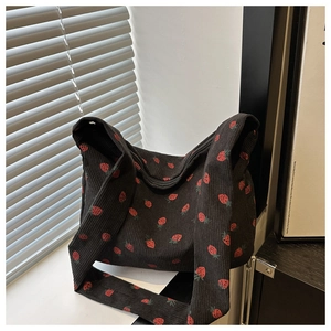 Détail du sac cabas en velours côtelé noir avec motifs fraises et fermeture éclair