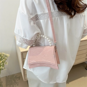 Borsa a mano a clessidra rosa con manico di perle e tracolla in pelle in interni