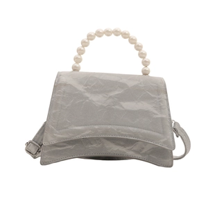 Elegante borsa grigio argento con manico di perle e tracolla sottile regolabile