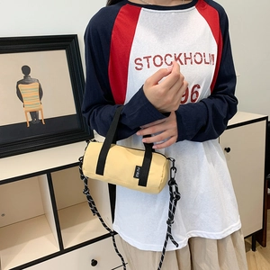 Sac cylindre en nylon beige avec bandoulière tissée et grande capacité voyage
