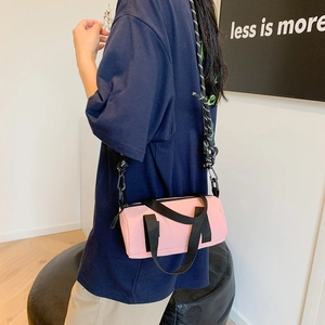 Sac bandoulière cylindre rose avec poignées noires et bandoulière en corde tressée