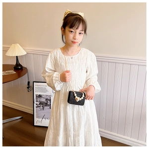 Détail d'un mini sac noir pailleté pour fille avec anse perle et boucle cœur dorée