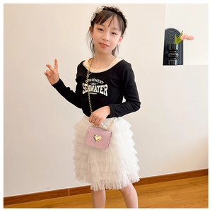 Vue détaillée du sac rose pailleté pour fille avec cœur doré et poignée perle