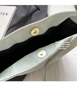 Détail du cabas vert menthe avec son fermoir magnétique doré et sa doublure intérieure noire