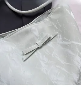 Gros plan détaillé d'un sac cabas avec décoration de nœud et cuir à texture marbre