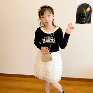 Tenues pour fillettes avec chemise noire à manches longues et jupe en tulle blanc