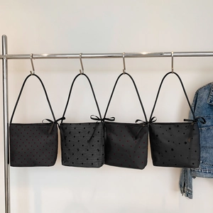 Borse shopper con pois, cuori e fiocchi in nastro per un look estivo casual a spalla
