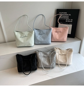 Collection détaillée de sacs fourre-tout plissés en menthe, bleu, rose et tons neutres