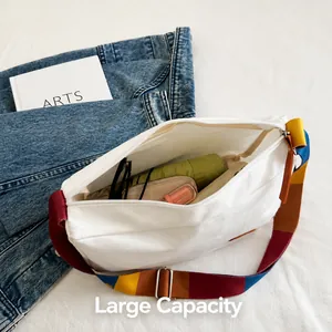 Vue détaillée du sac en toile blanche montrant sa grande capacité pour les essentiels