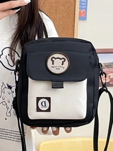 Leuke zwart-witte canvas schoudertas met beer-logo en een verstelbare draagriem