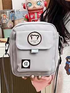Leuke lichtgrijze canvas crossbodytas met berenborduursel en verstelbare schouderband