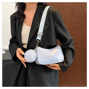 Dettaglio borsa a tracolla 2-in-1 viola chiaro con mini borsellino e tracolla