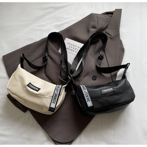 Détail de sacs demi-lune minimalistes noir et beige avec texture de cuir grainé