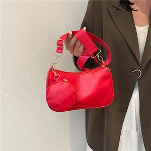 Set borsa a tracolla in nylon rosso con cinturino largo e mini borsellino tondo