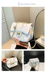 Détails du sac matelassé blanc avec rayures colorées et chaîne dorée élégante