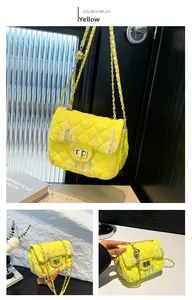 Détails du sac à bandoulière matelassé jaune avec broderies colorées et chaîne dorée