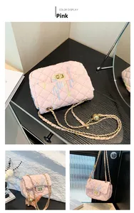 Vue détaillée du sac matelassé rose avec broderie rayée colorée et chaîne dorée