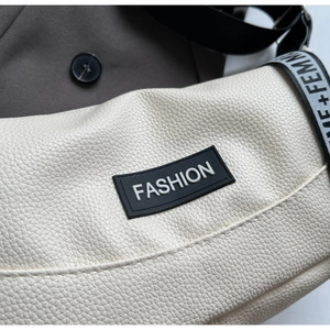 Gros plan du sac bandoulière blanc texturé avec logo Fashion et sangle large