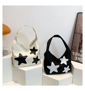 Minimalistische canvas shopper tassen met groot sterpatroon in zwart-wit contrasten