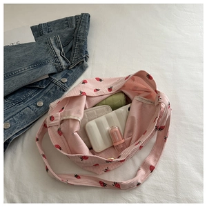 Sac cabas en velours côtelé rose à motifs fraises montrant la capacité intérieure