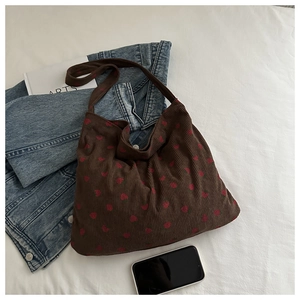 Détail du sac fourre-tout en velours côtelé marron avec imprimé fraise rouge