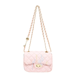 Sac bandoulière matelassé rose avec chaîne dorée réglable et fermoir boule