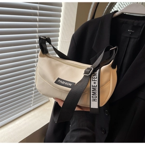 Détail du sac à main crème en similicuir grainé avec bandoulière et patch tendance