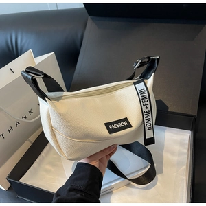Détail du sac à main en cuir litchi blanc avec patch FASHION et bandoulière texte