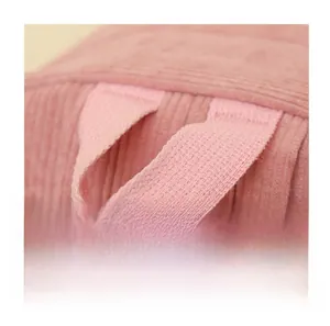 Détail de la poignée renforcée sur le sac à dos en velours côtelé rose pour femme