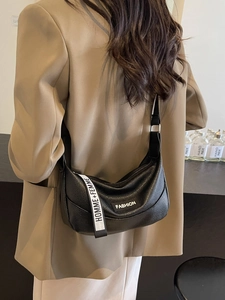 Sac Bandoulière Hobo Décontracté en Cuir PU pour Femmes Motif Litchi Patch Lettre Sac à Épaule Dumpling pour le Quotidien