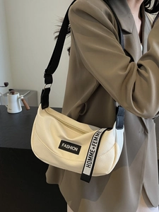 Sac bandoulière chic beige en forme de demi-lune avec détails de mode modernes