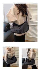 Drie aanzichten van grote zwarte nylon draagtas met dambordhanger gedragen door model
