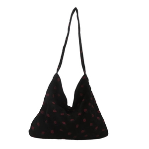 Bolso de hombro de punto negro con estampado de fresa roja para el verano