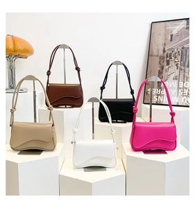 Detalle de cinco bolsos de hombro en ecopiel con un diseño de base ondulada exclusivo