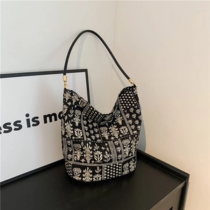 Bolso saco étnico con estampados florales vintage y correa de hombro de cuero negro