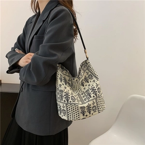 Bolso tote estilo New Chinese con estampado floral y correa de hombro en cuero negro