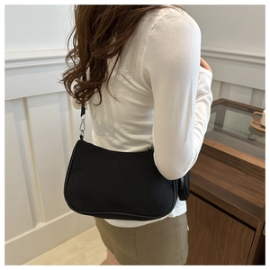 Bolso de hombro minimalista negro con un pequeño monedero cuadrado a juego incluido