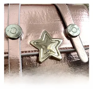 Macro di borsa laser rosa metallizzato con chiusura a stella e trama in pelle sintetica